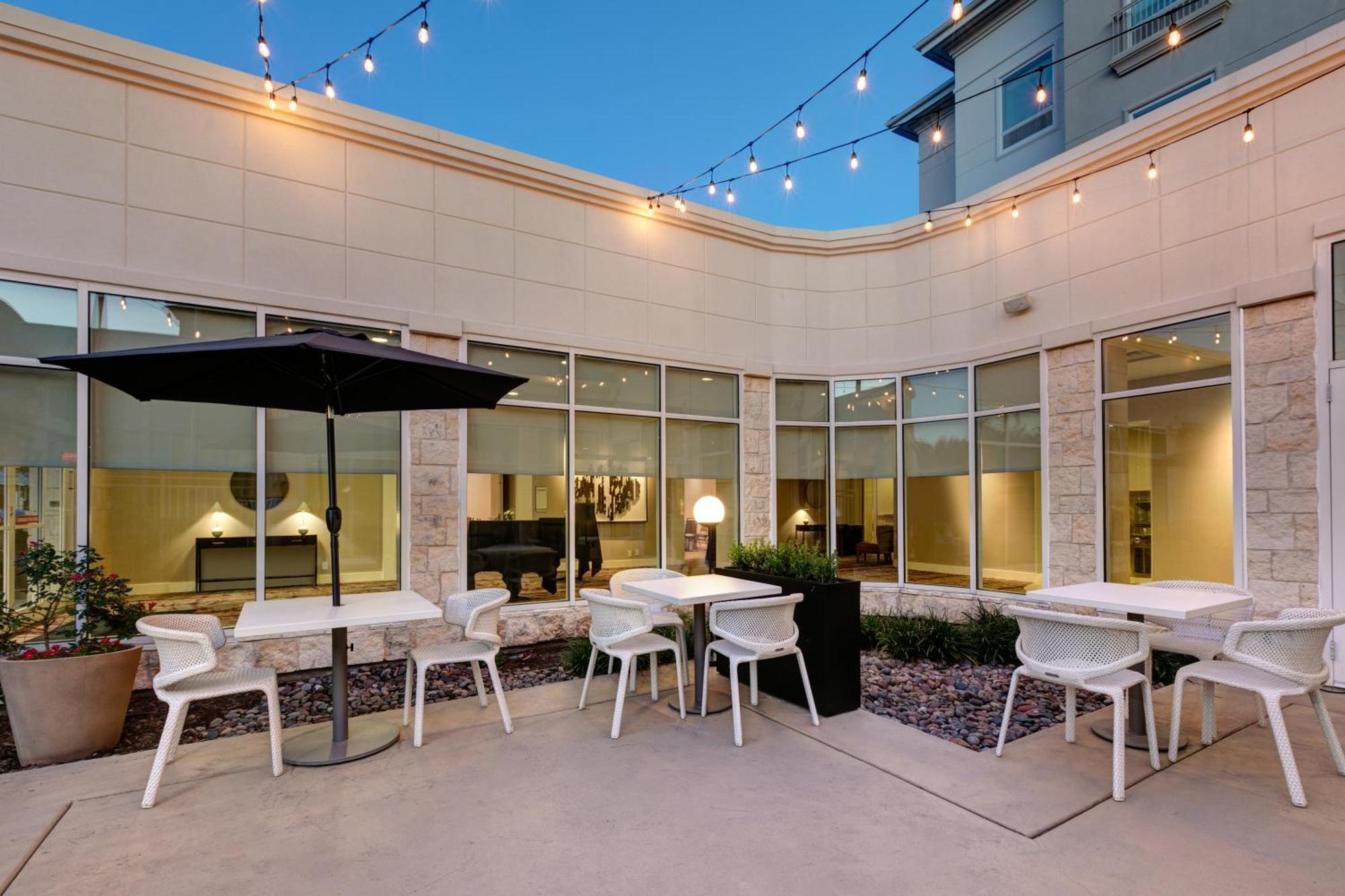 Hilton Garden Inn Dallas Арлингтон Экстерьер фото
